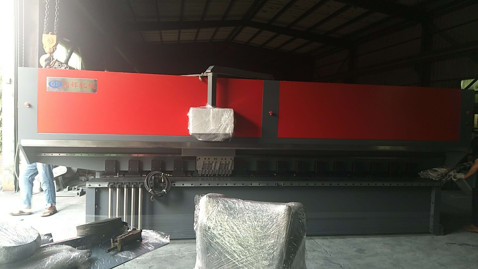 機(jī)器打包中，即將裝車送至客戶